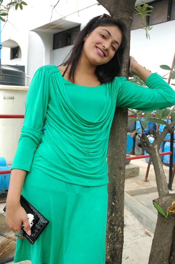 Hari Priya Gallery - 12 / 83 photos