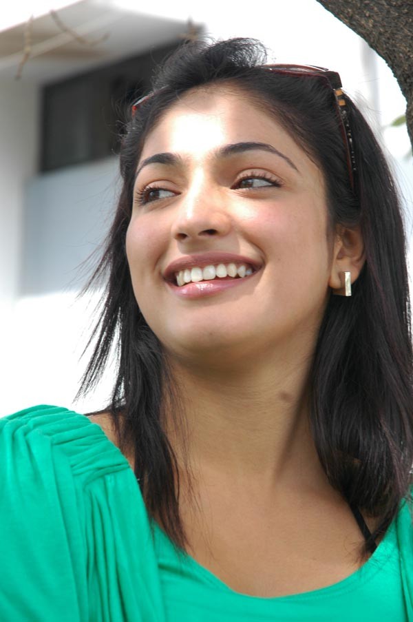 Hari Priya Gallery - 17 / 83 photos