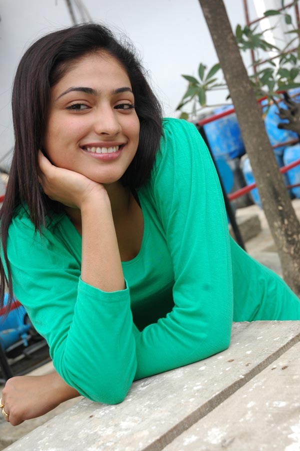 Hari Priya Gallery - 40 / 83 photos