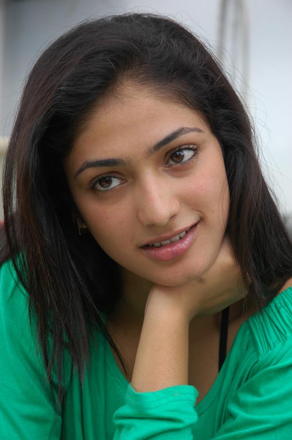 Hari Priya Gallery - 46 / 83 photos