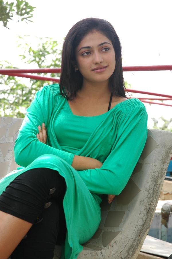 Hari Priya Gallery - 74 / 83 photos