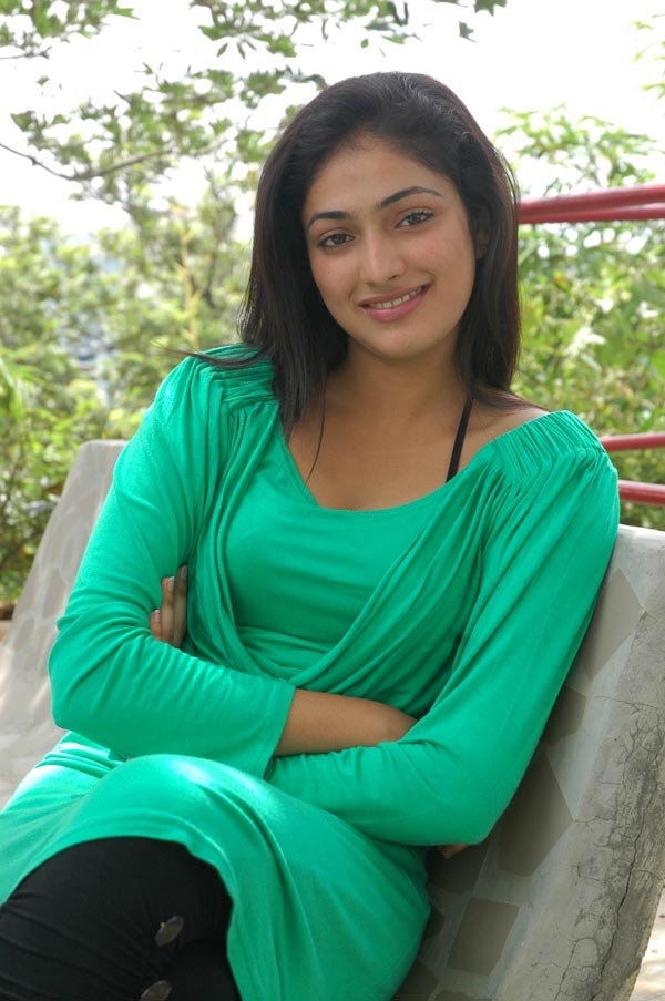 Hari Priya Gallery - 76 / 83 photos