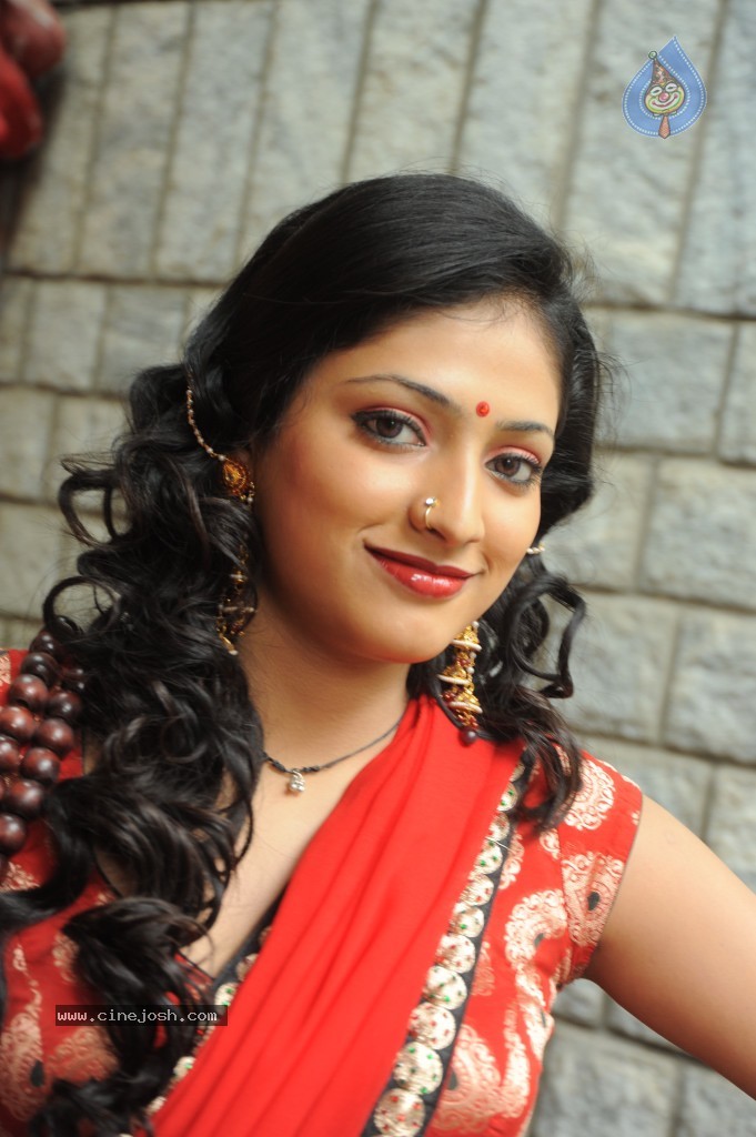Haripriya New Hot Photos - 33 / 130 photos