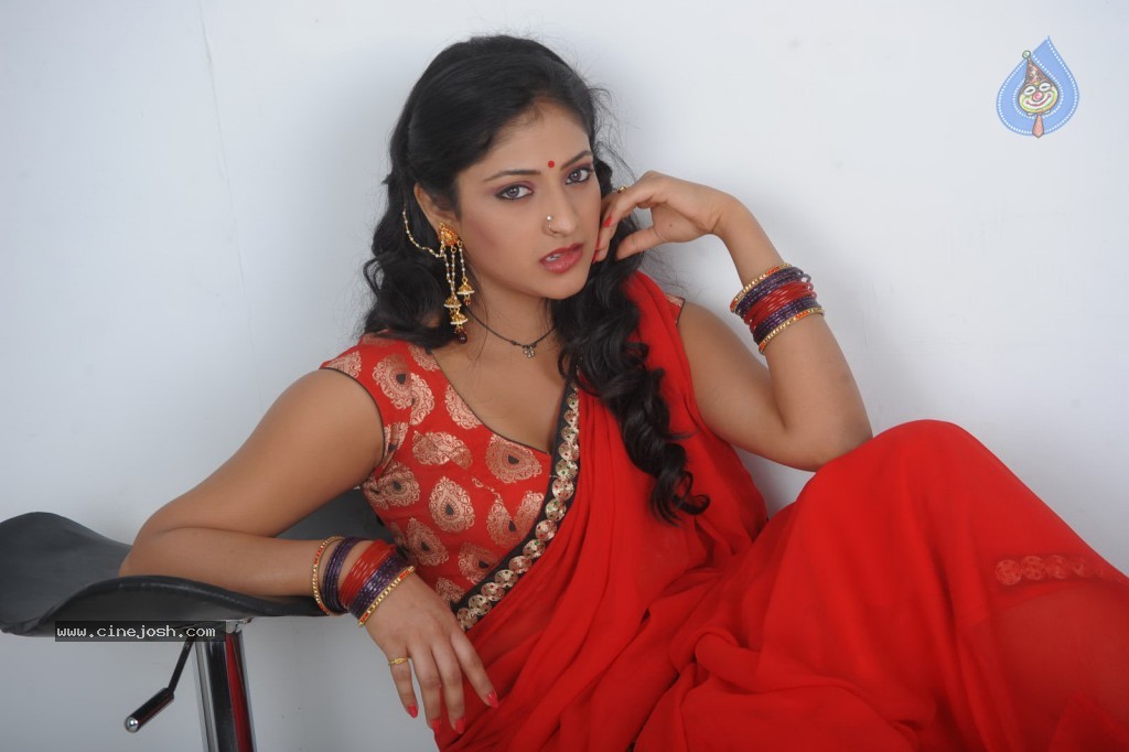 Haripriya New Hot Photos - 39 / 130 photos