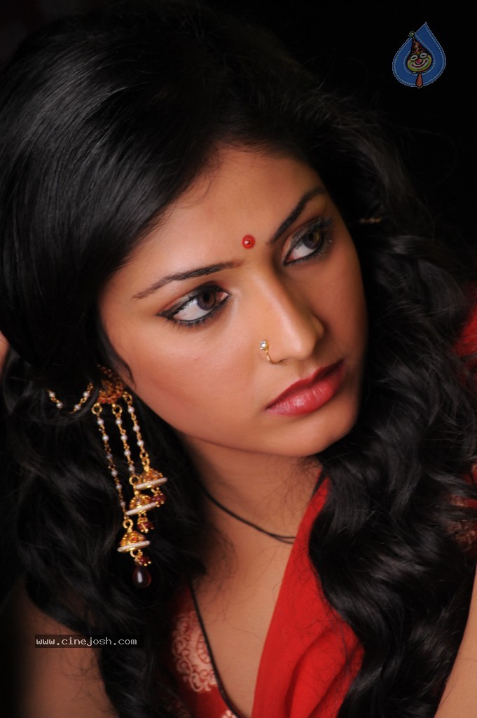 Haripriya New Hot Photos - 44 / 130 photos