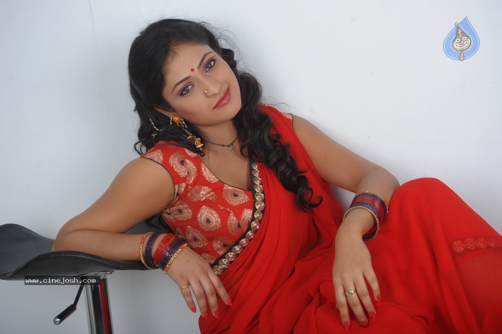Haripriya New Hot Photos - 75 / 130 photos