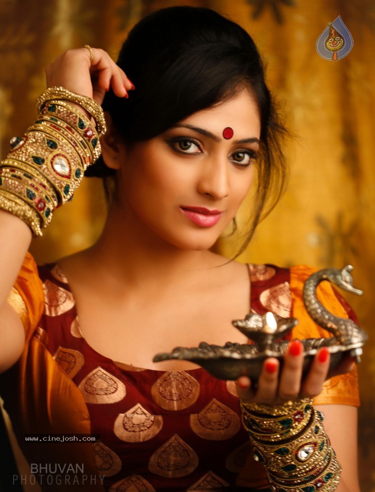 Haripriya New Hot Photos - 5 / 6 photos