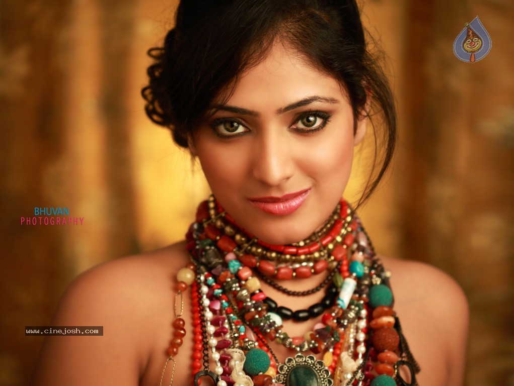 Haripriya New Hot Photos - 6 / 6 photos