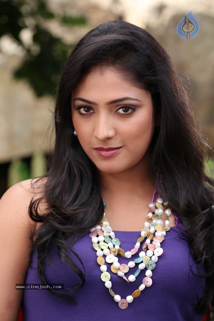 Haripriya New Pics - 4 / 77 photos