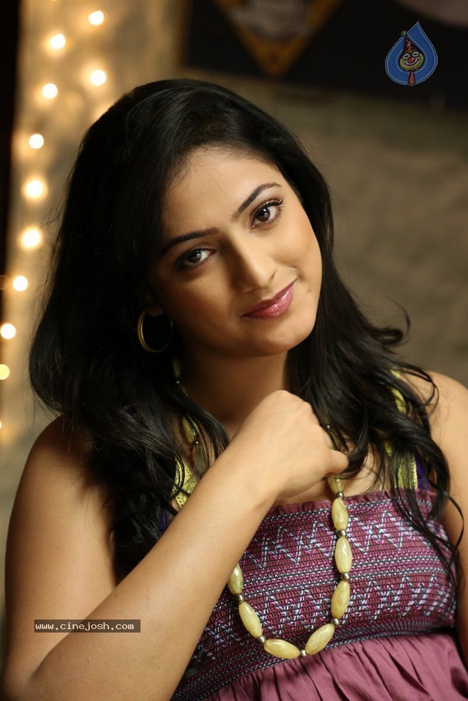 Haripriya New Pics - 6 / 77 photos