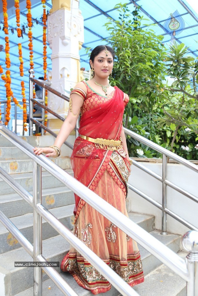 Haripriya New Pics - 25 / 77 photos