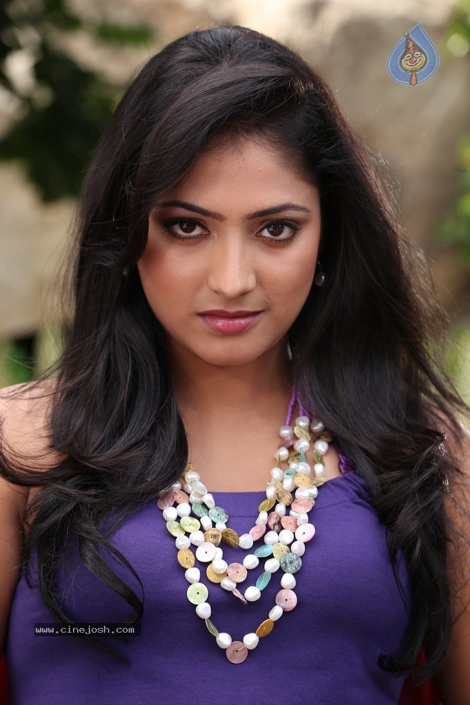 Haripriya New Pics - 30 / 77 photos