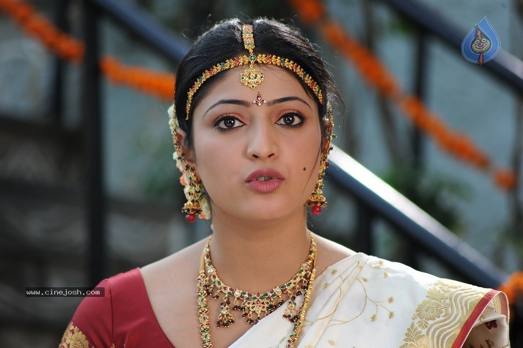 Haripriya Stills in Ee Varsham Sakshiga - 18 / 35 photos