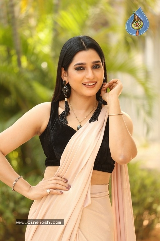 Haseen Mastaan Mirza Photos - 2 / 21 photos