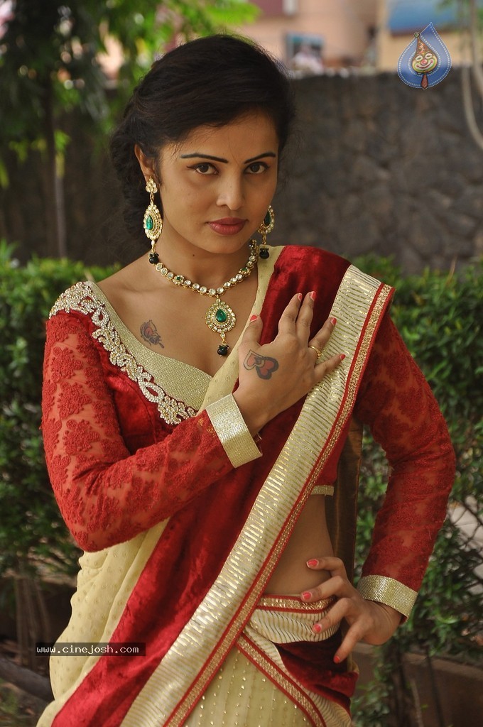 Hashika Dutt New Stills - 13 / 42 photos