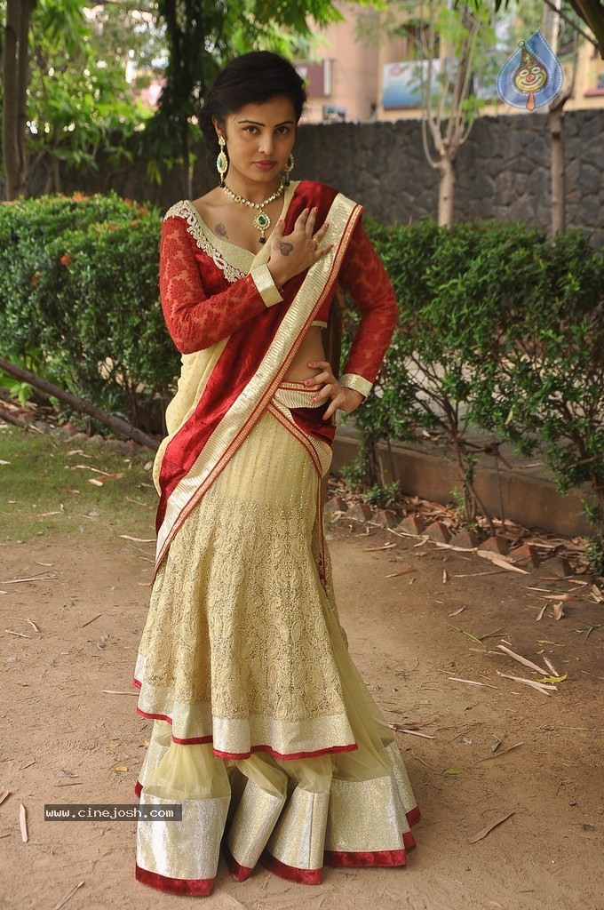 Hashika Dutt New Stills - 24 / 42 photos