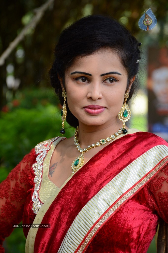 Hashika Dutt New Stills - 27 / 42 photos