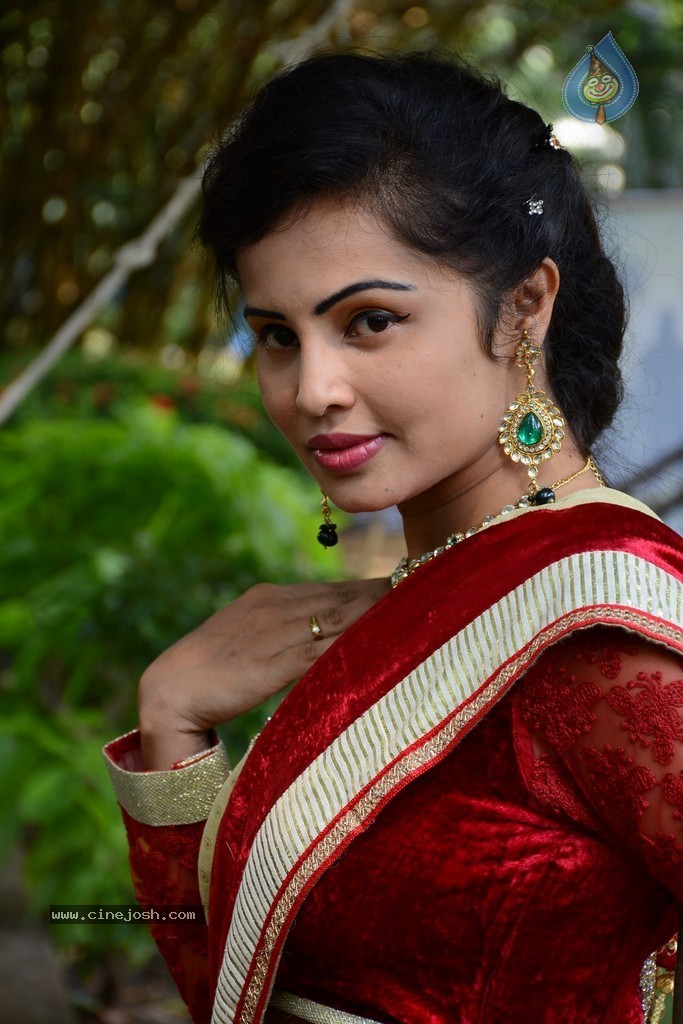 Hashika Dutt New Stills - 36 / 42 photos