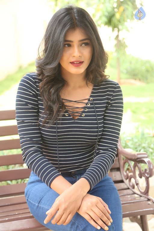 Hebah Patel Latest Gallery - 14 / 42 photos