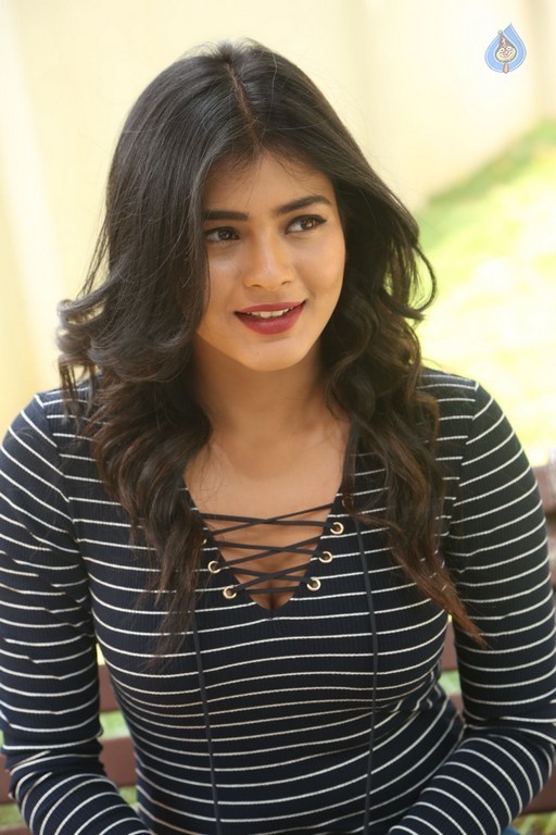 Hebah Patel Latest Gallery - 22 / 42 photos