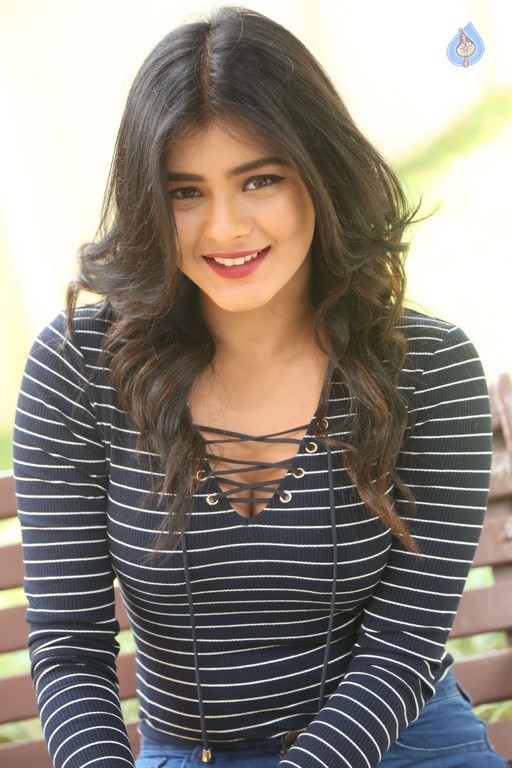 Hebah Patel Latest Gallery - 30 / 42 photos