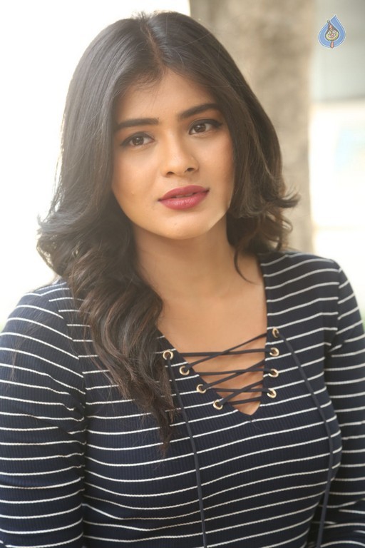 Hebah Patel Latest Gallery - 31 / 42 photos