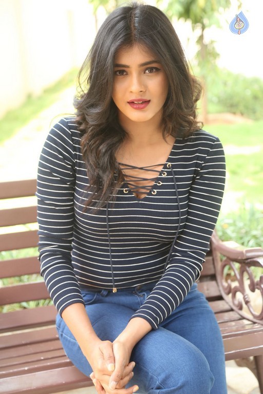 Hebah Patel Latest Gallery - 32 / 42 photos
