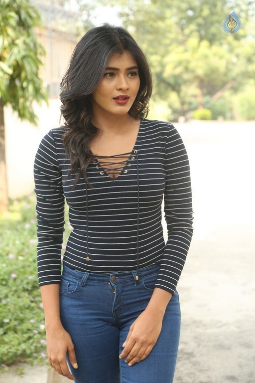 Hebah Patel Latest Gallery - 35 / 42 photos
