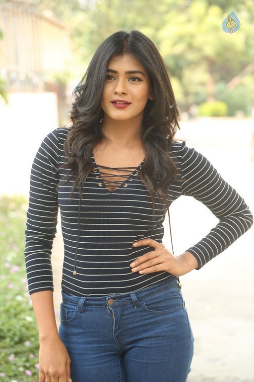Hebah Patel Latest Gallery - 37 / 42 photos
