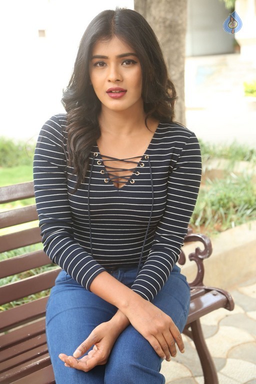 Hebah Patel Latest Gallery - 39 / 42 photos