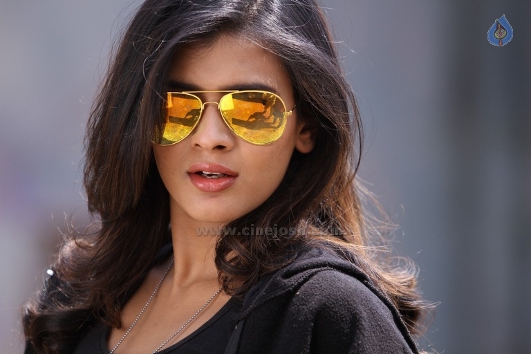 Hebah Patel Latest Gallery - 19 / 40 photos