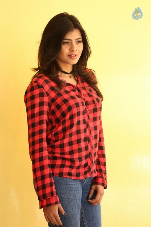 Hebah Patel Latest Photos - 31 / 42 photos