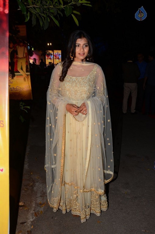 Hebah Patel Latest Pics - 22 / 30 photos