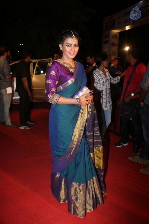 Hebah Patel Latest Stills - 30 / 38 photos