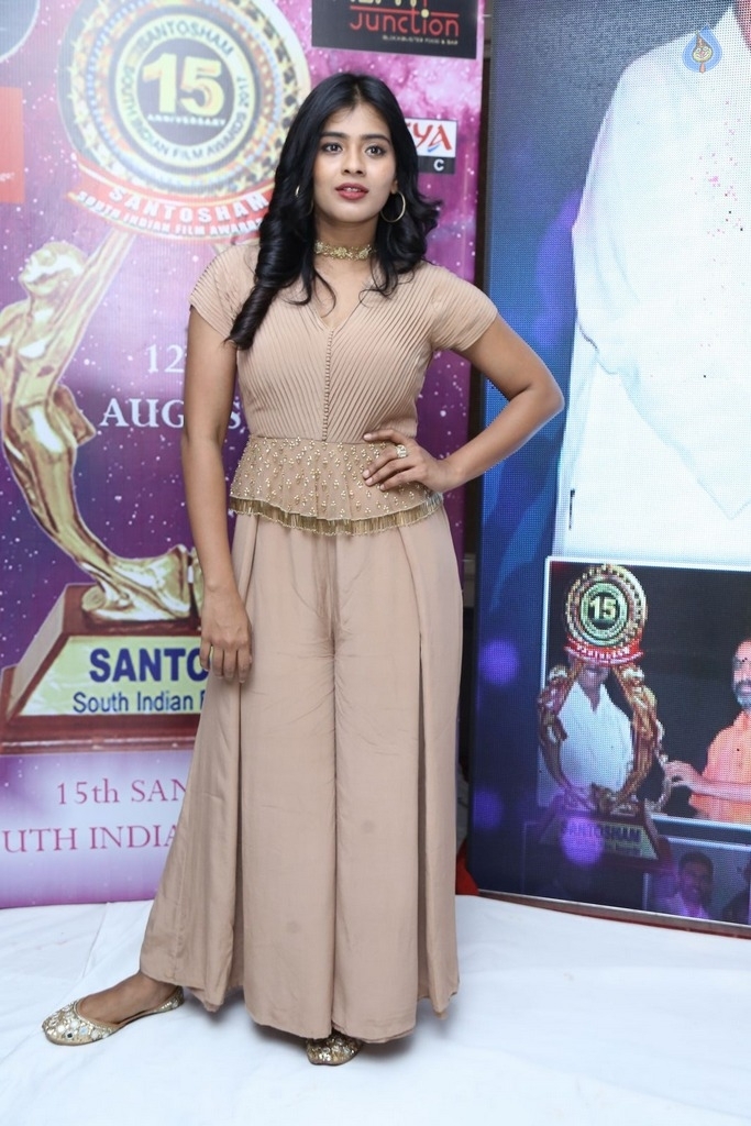 Hebah Patel New Gallery - 20 / 21 photos