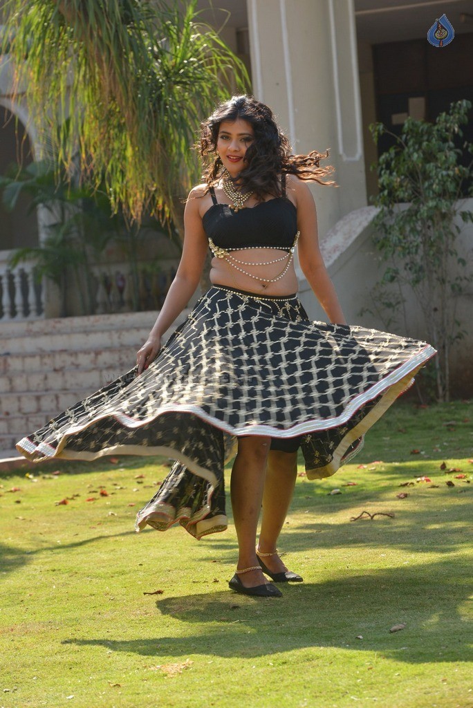 Hebah Patel New Gallery - 7 / 62 photos