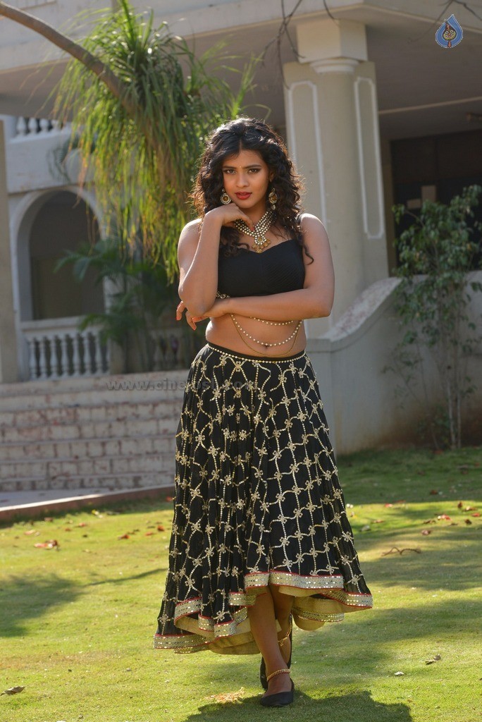 Hebah Patel New Gallery - 13 / 62 photos