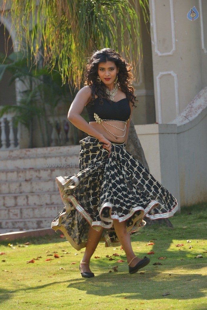 Hebah Patel New Gallery - 19 / 62 photos