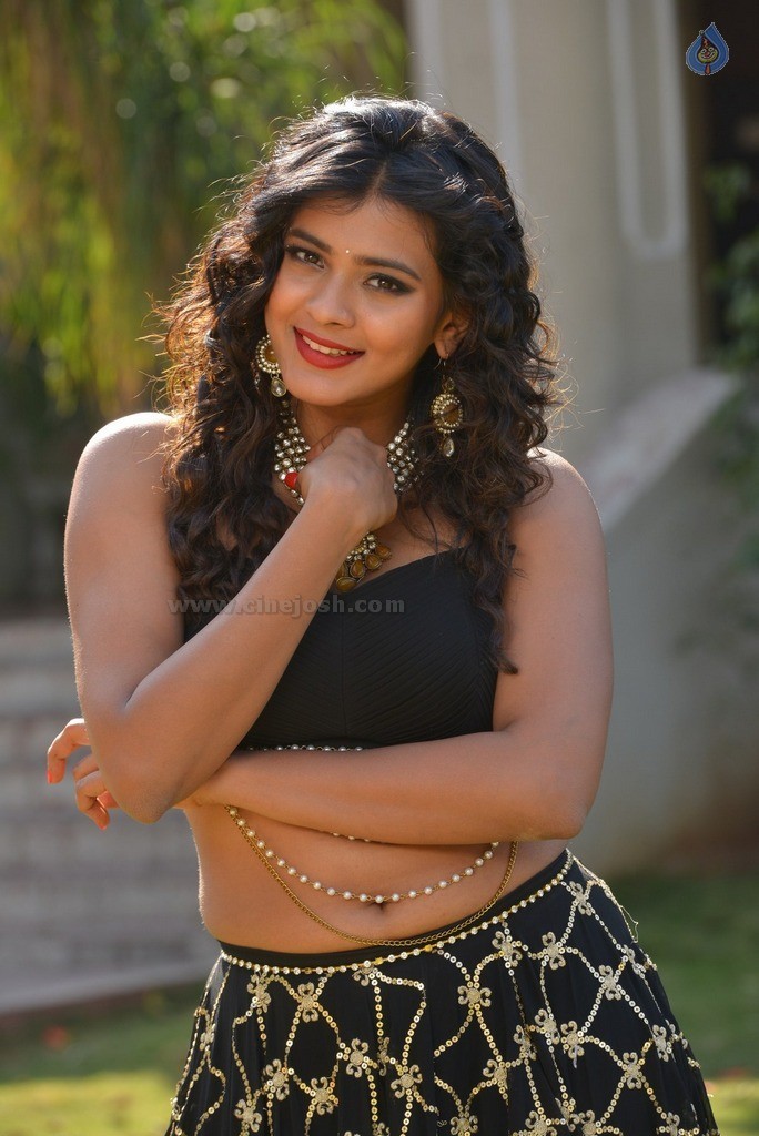 Hebah Patel New Gallery - 25 / 62 photos