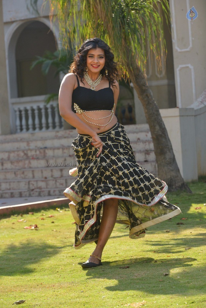 Hebah Patel New Gallery - 26 / 62 photos