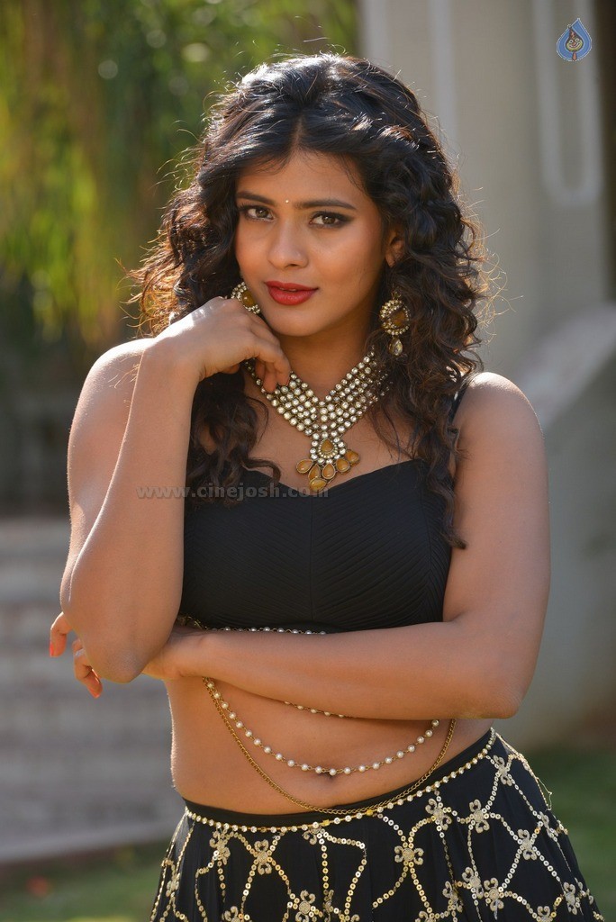 Hebah Patel New Gallery - 33 / 62 photos
