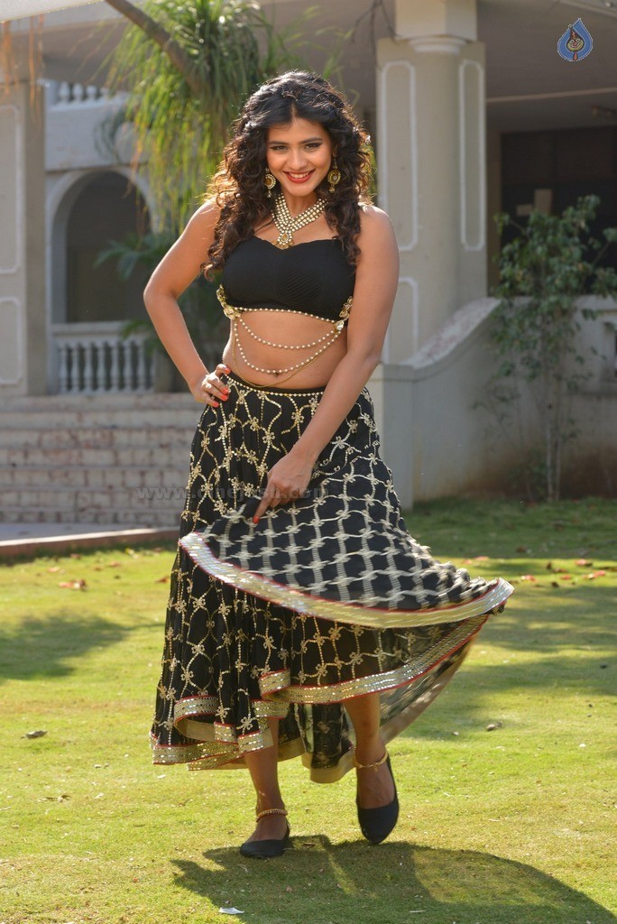 Hebah Patel New Gallery - 39 / 62 photos