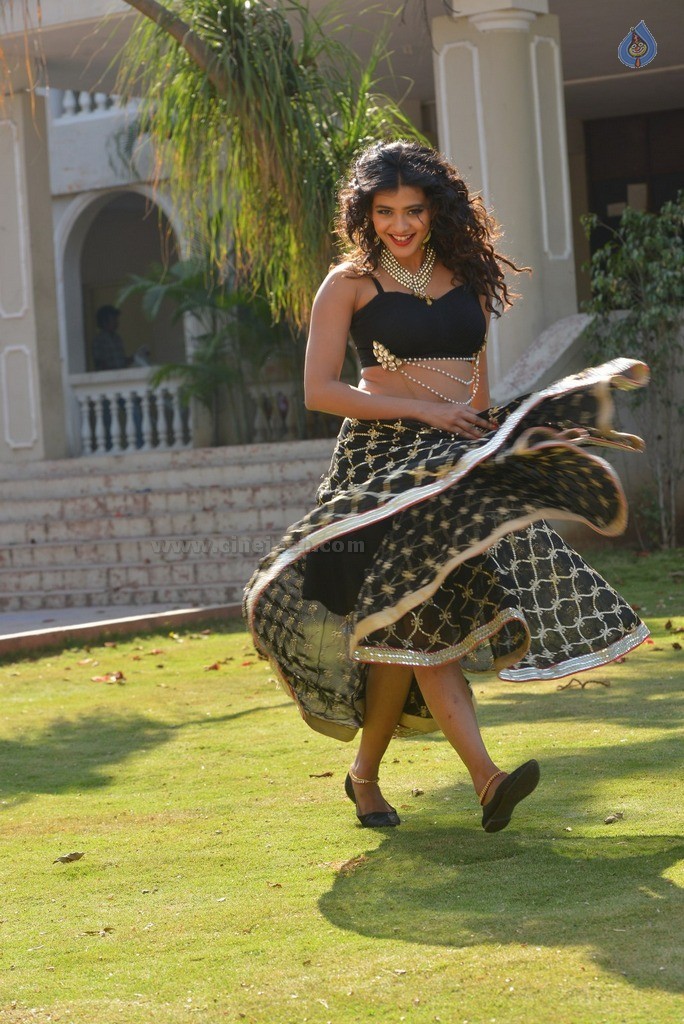 Hebah Patel New Gallery - 54 / 62 photos