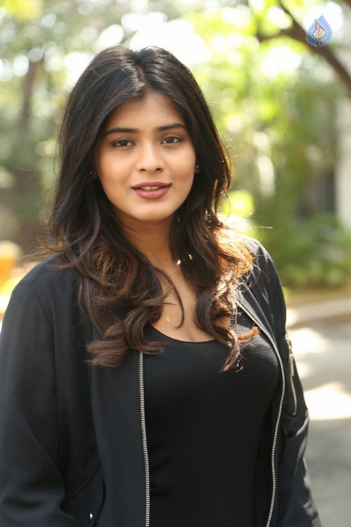Hebah Patel New Gallery - 4 / 42 photos