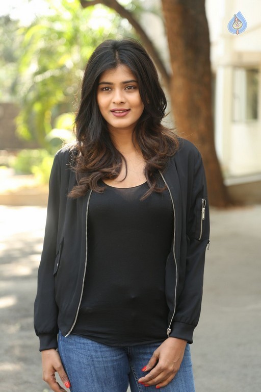 Hebah Patel New Gallery - 9 / 42 photos