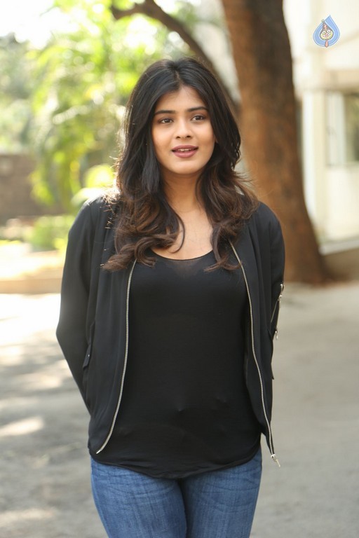 Hebah Patel New Gallery - 15 / 42 photos
