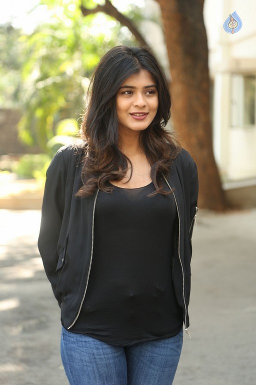Hebah Patel New Gallery - 20 / 42 photos