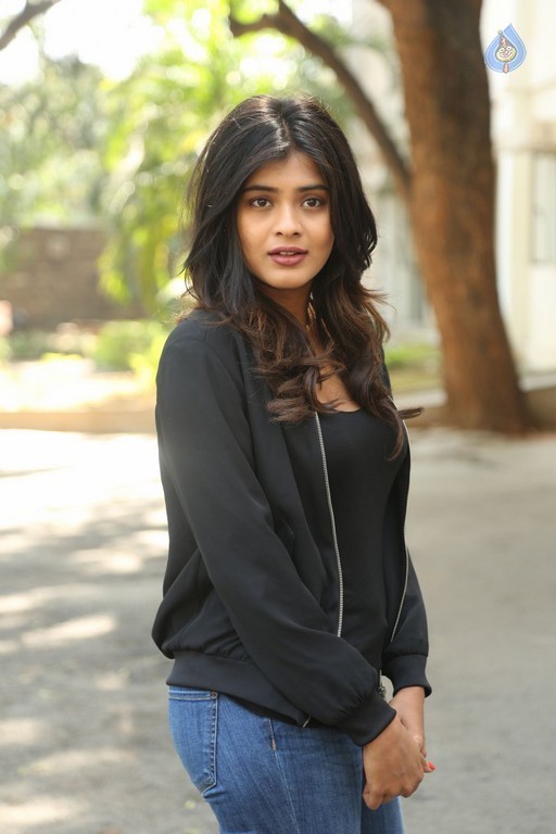 Hebah Patel New Gallery - 24 / 42 photos