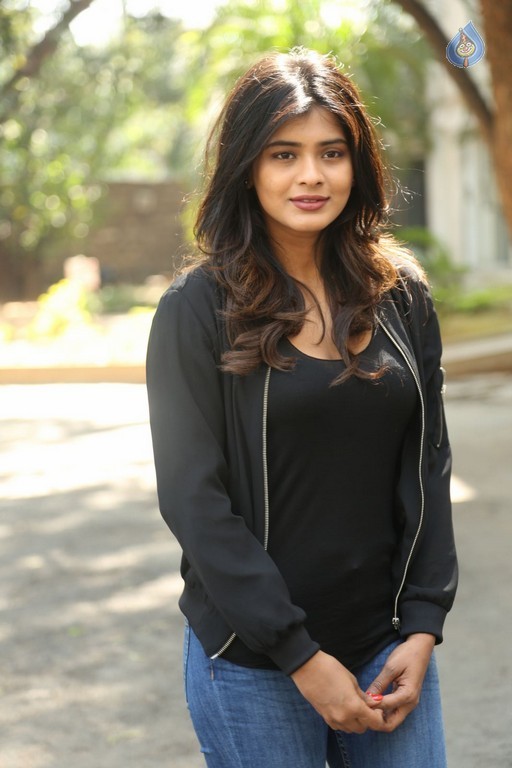 Hebah Patel New Gallery - 29 / 42 photos