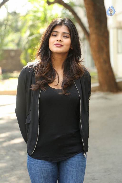 Hebah Patel New Gallery - 33 / 42 photos